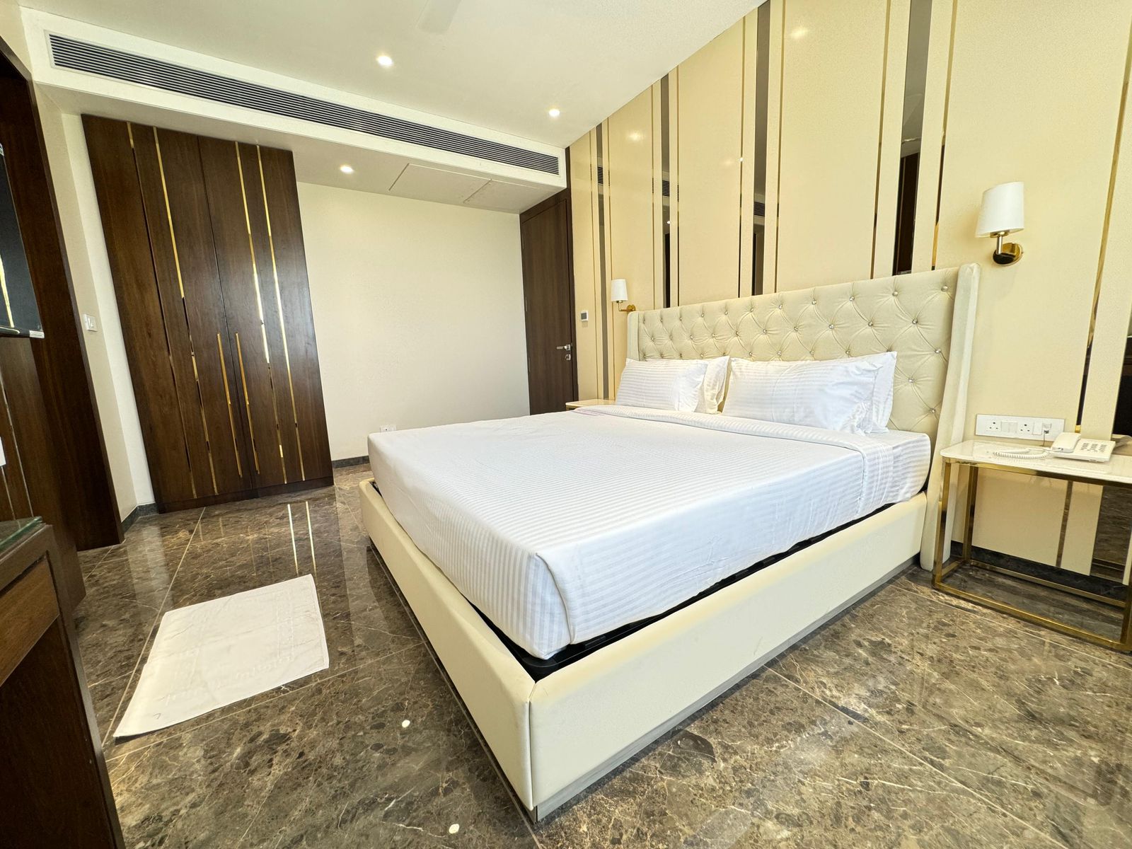 Hotel Carnival - Tap to explore photos