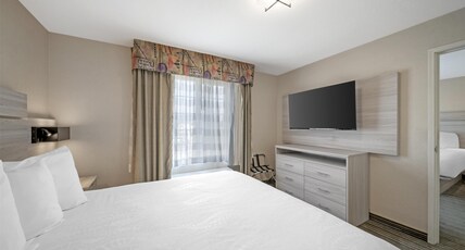 Best Western Plus Twin View Inn & Suites Room Type - Suite - 1 King 2 Queen Beds, Non-Smoking, Family Room, Sofabed For One Person, Work Desk With Power 