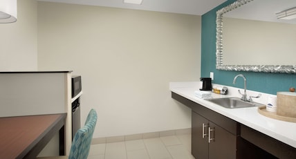 Hampton Inn & Suites Alpharetta Room Type - 1K STE KTCHN NO COOKTOP NS