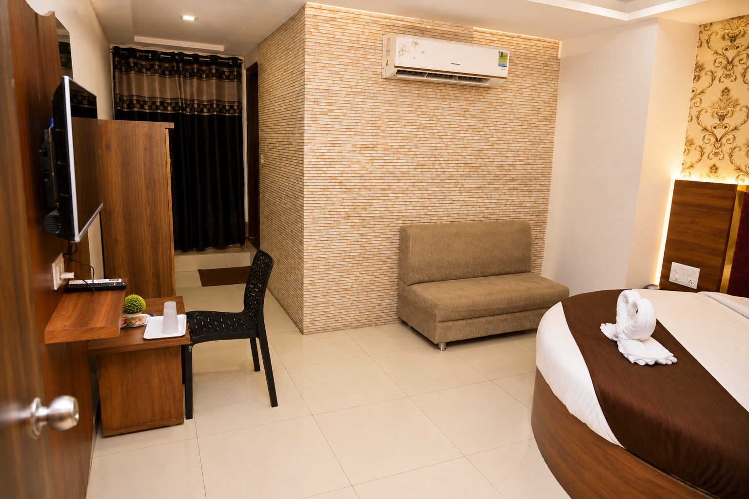 Hotel Paradise Naroda - Tap to explore photos