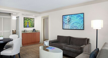 DoubleTree by Hilton Hotel Miami Airport & Convention Center Room Type - 1 KING SUITE