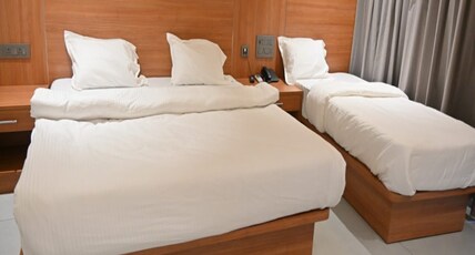 Silver Moon Home Stay Room Type - Deluxe Room 1King & 1Single Bed