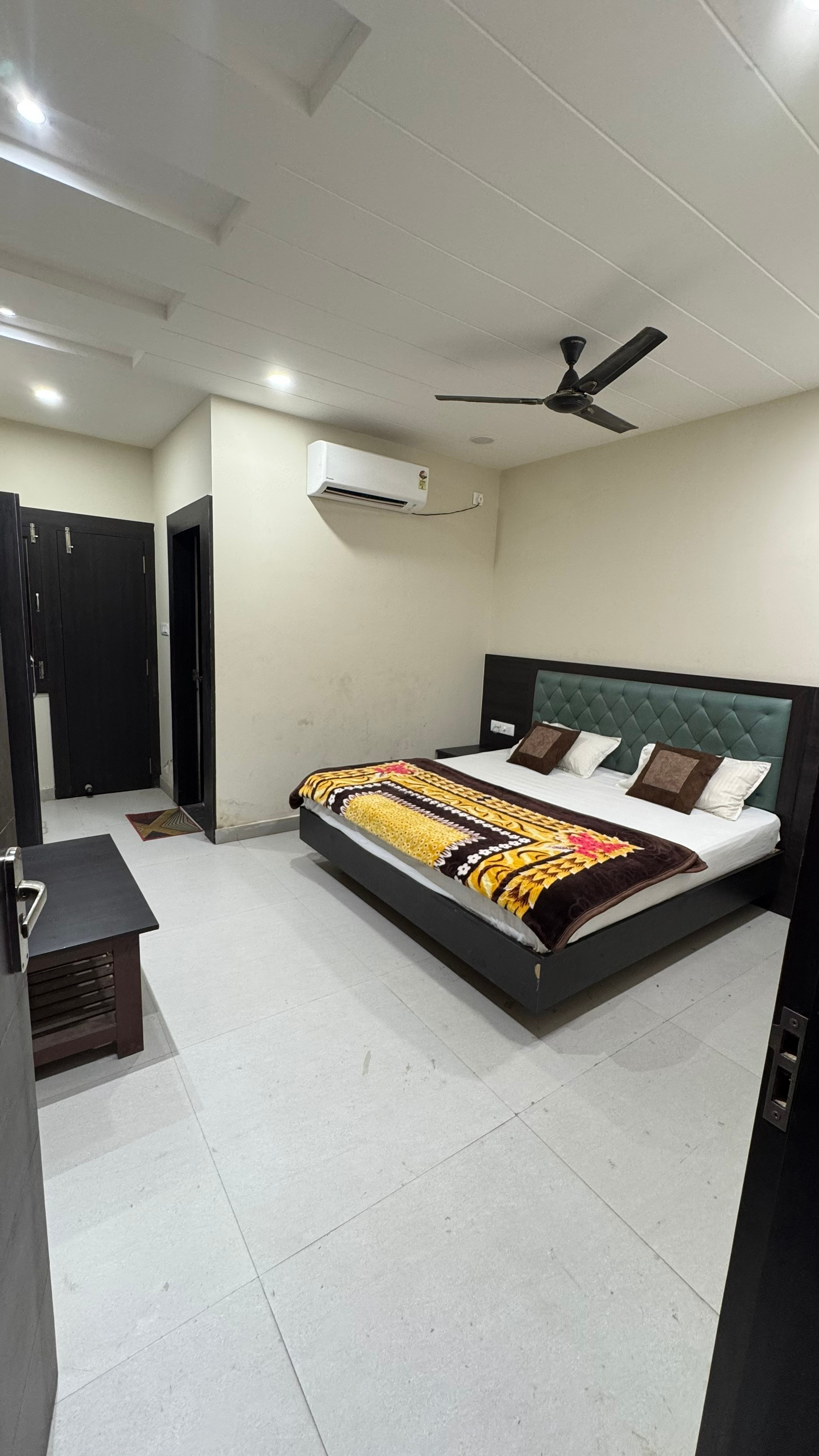 Hotal Shivansh Inn - Tap to explore photos