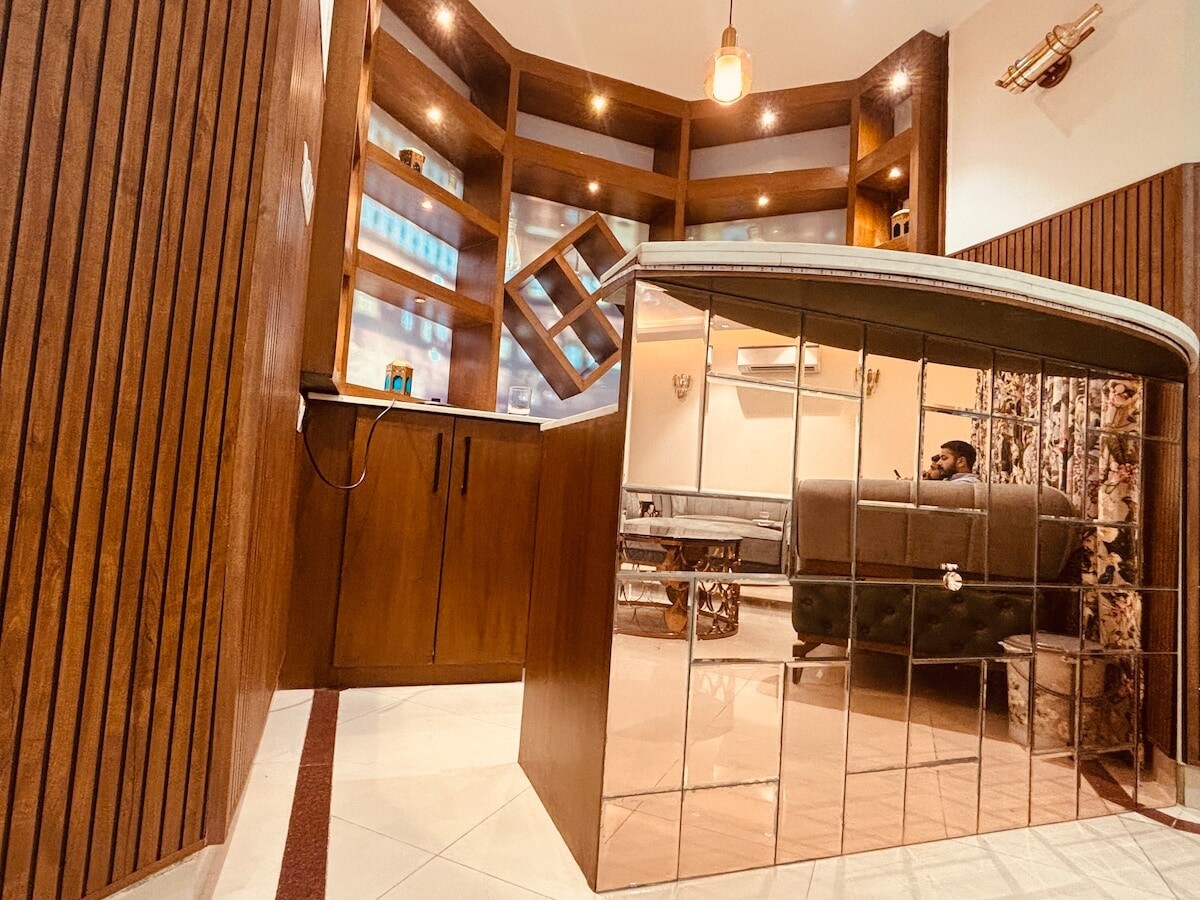 Grand Luxe 4BHK with Pool Jacuzzi - Tap to explore photos