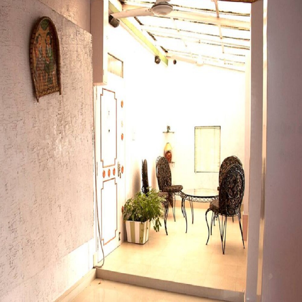 Bright and Airy Ensuite Room Ballygunge - Tap to explore photos
