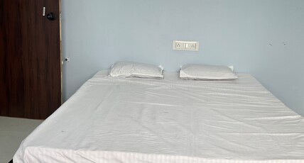Hotel Shiv Guest House Room Type - Deluxe Double Bed Room