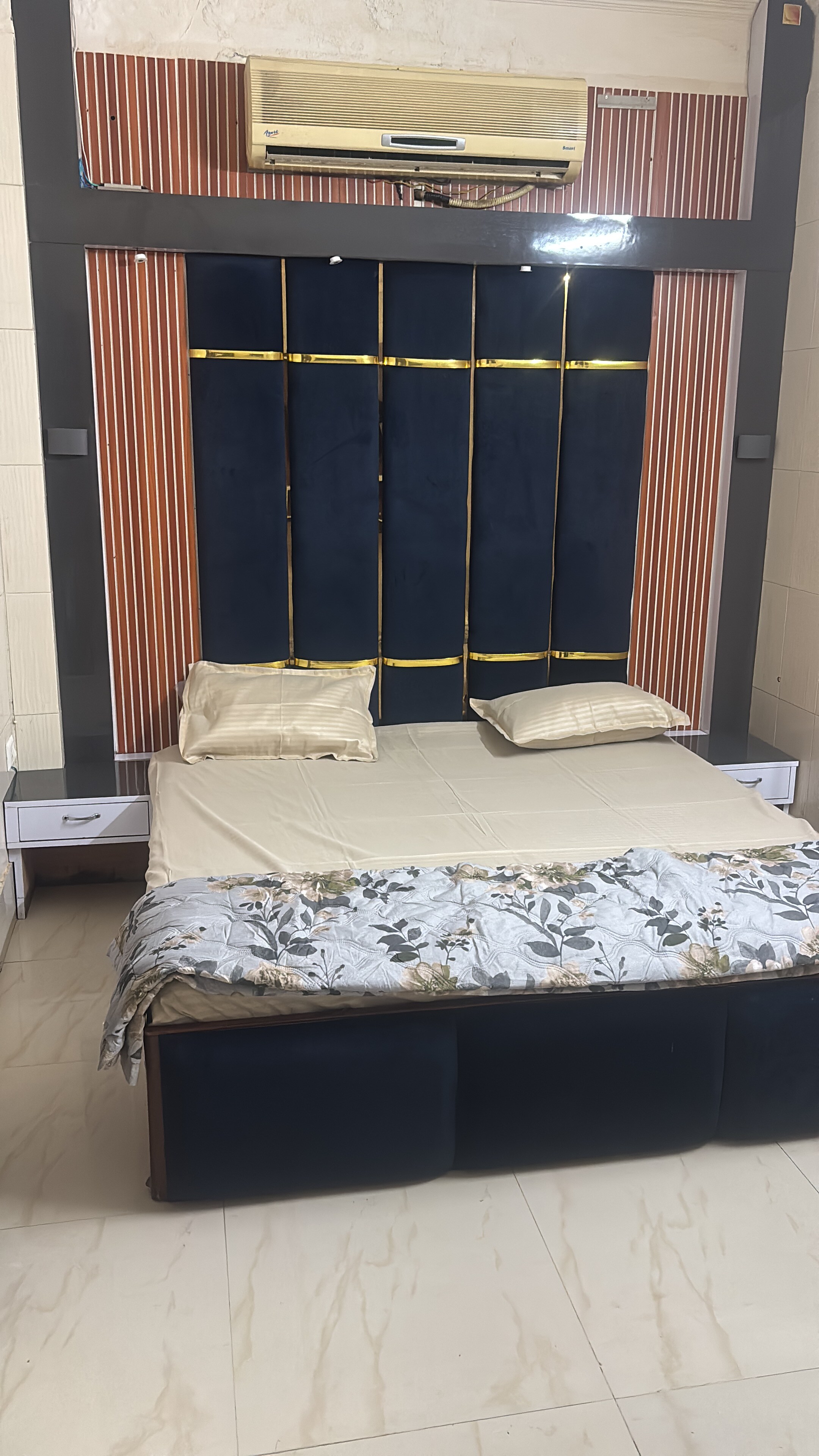 Hotel Diamond - Tap to explore photos