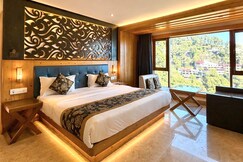 Hotel Queen Plaza 2 mins walk to Mall Road
