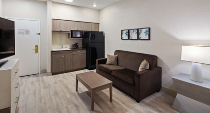 Best Western Heritage Inn & Suites Room Type - Suite-1 King 1 Queen, Non-Smoking, Sofabed, Wet Bar, Microwave, Full Refrigerator, Full Breakfast