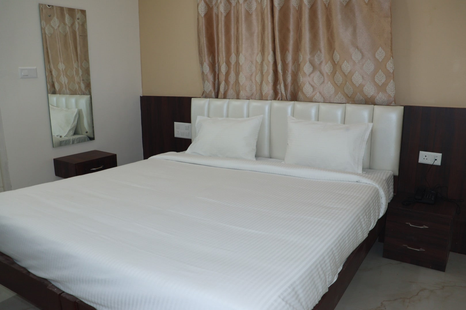 IDEAL RESIDENCY - Tap to explore photos