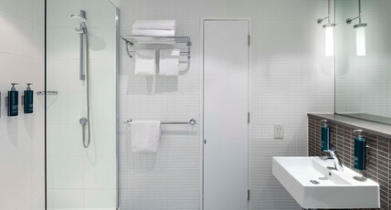 DoubleTree by Hilton Hotel Leeds City Centre Room Type - KING JUNIOR SUITE
