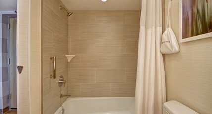 DoubleTree by Hilton Virginia Beach Oceanfront South Room Type - TWO DOUBLE BED OCEANFRONT