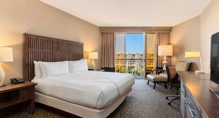 Hilton La Jolla Torrey Pines Room Type - POOL VIEW 1 KING BED