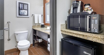 Best Western Plus Lee's Summit Hotel & Suites Room Type - Suite-1 King Bed, Non-Smoking, Sofabed, Microwave And Refrigerator, Full Breakfast