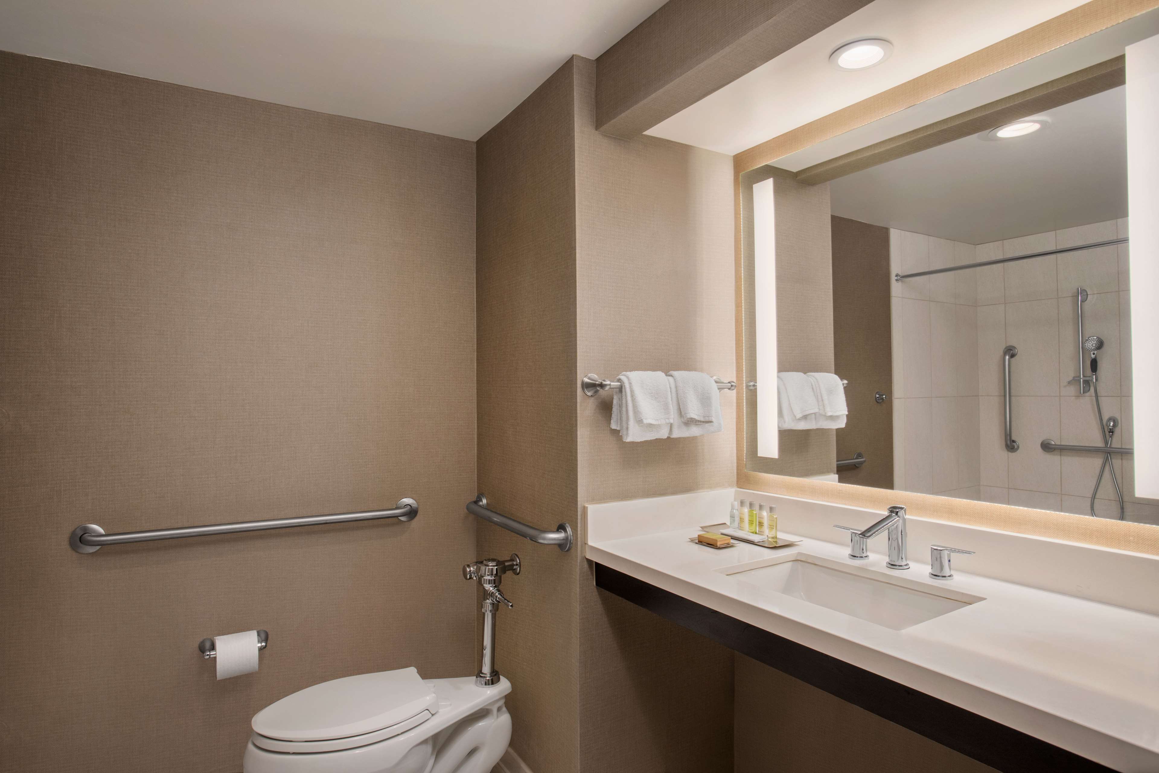 DoubleTree by Hilton Los Angeles - Norwalk - Tap to explore photos