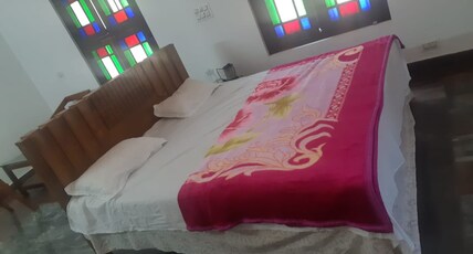 Humming Breeze Room Type - Deluxe Double Bedroom with 1 hour access to swimming pool