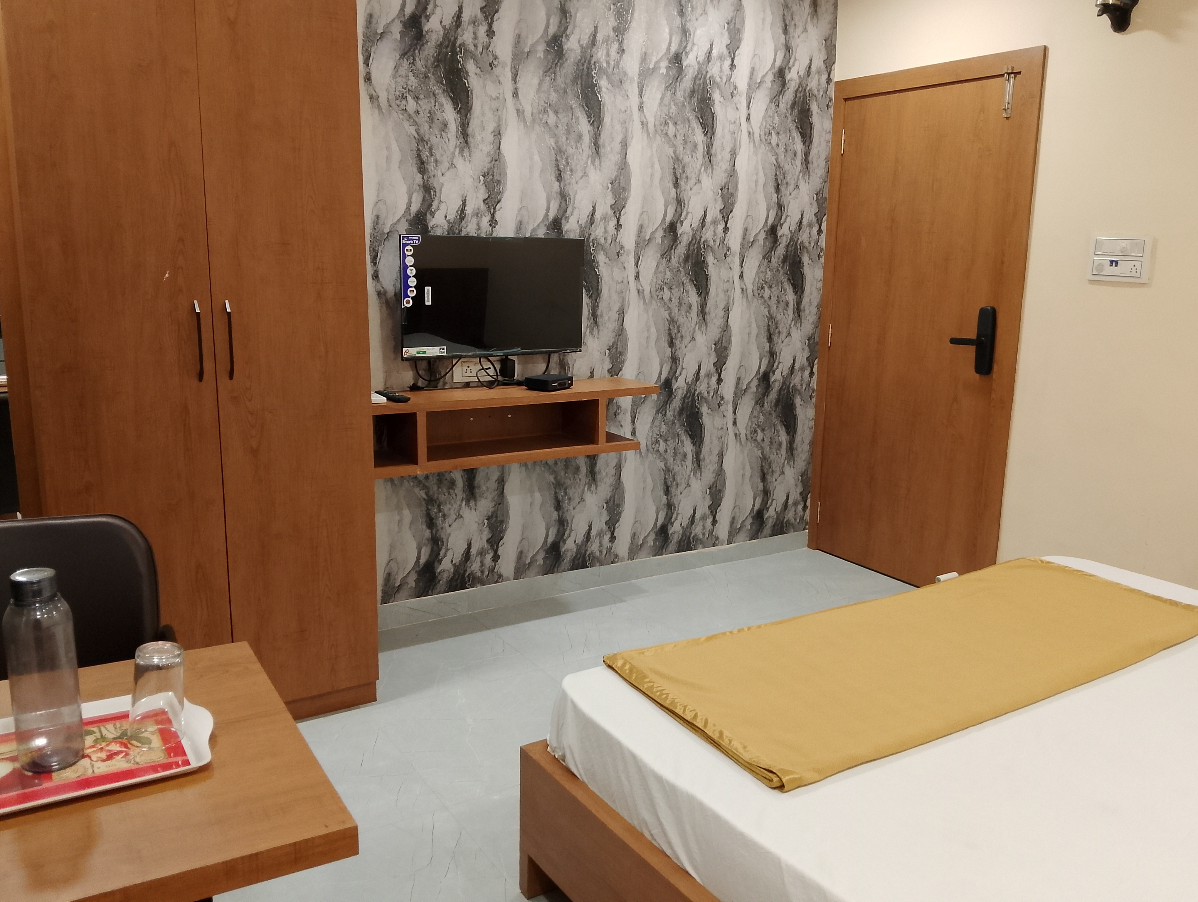 StayGuru Hotel Paradise Inn - Tap to explore photos
