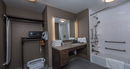 Staybridge Suites Charleston - Mount Pleasant Room Type - 1 King Studio Suite Mobility Accessible Tub