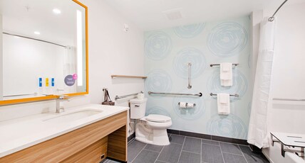 Tru by Hilton Chapel Hill Room Type - 1 KING ACCESSIBLE TUB