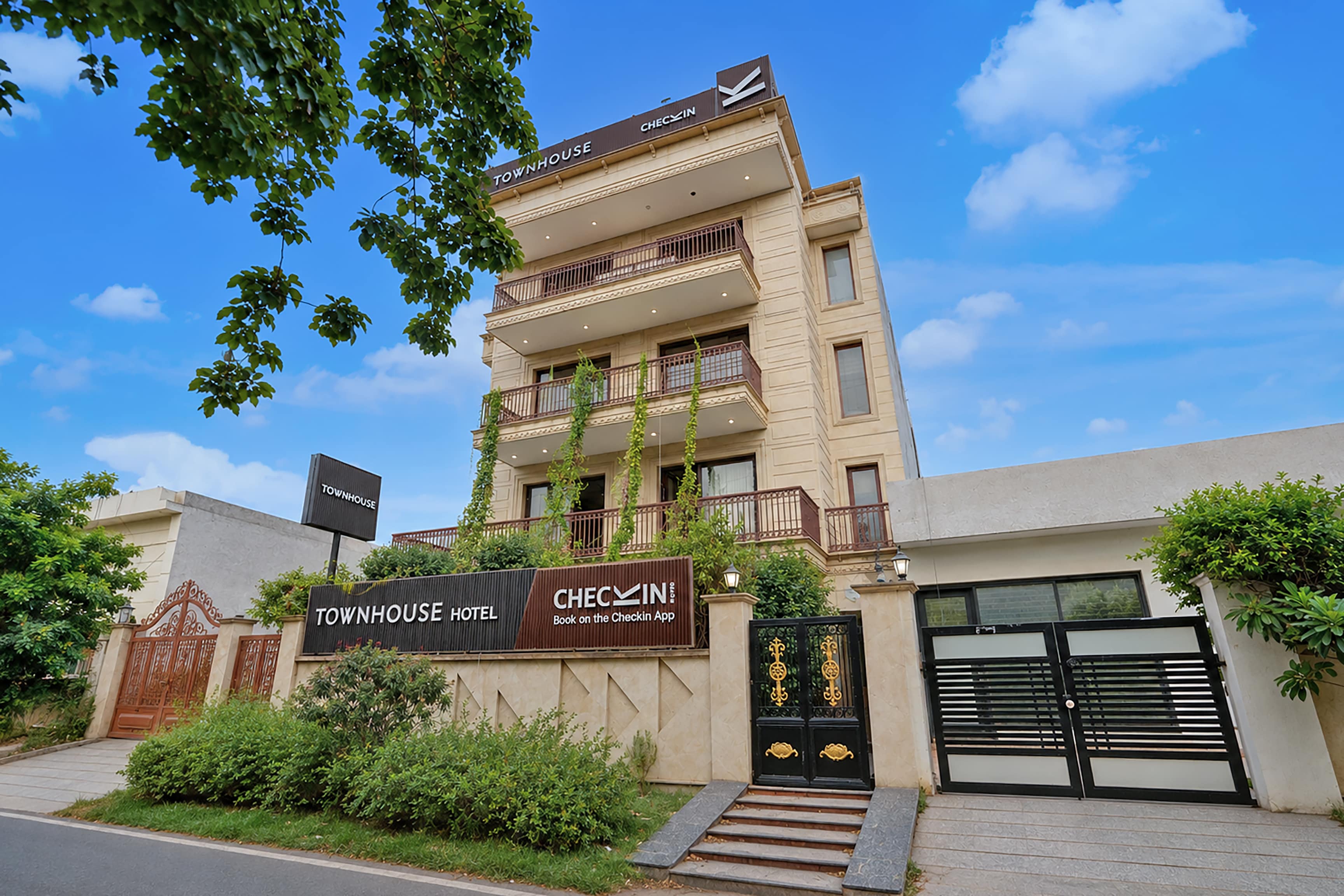 Townhouse Sector 47 Near Medanta - Tap to explore photos