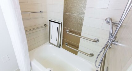 DoubleTree by Hilton Historic Savannah Room Type - 2 QN ACC BATHTUB NO SMOK