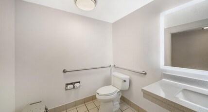 Best Western Plus Twin View Inn & Suites Room Type - Accessible - 1 King, Mobility Accessible, Bathtub, Work Desk With Power And Usb, Microwave And Refri