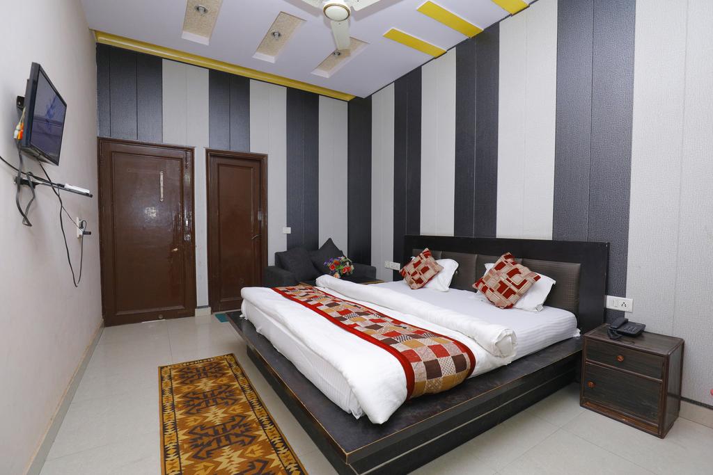 HOTEL NEW BAKSHI HOUSE - Tap to explore photos