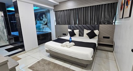 Hotel HR King Room Type - Luxury Room with Private Swimming Pool