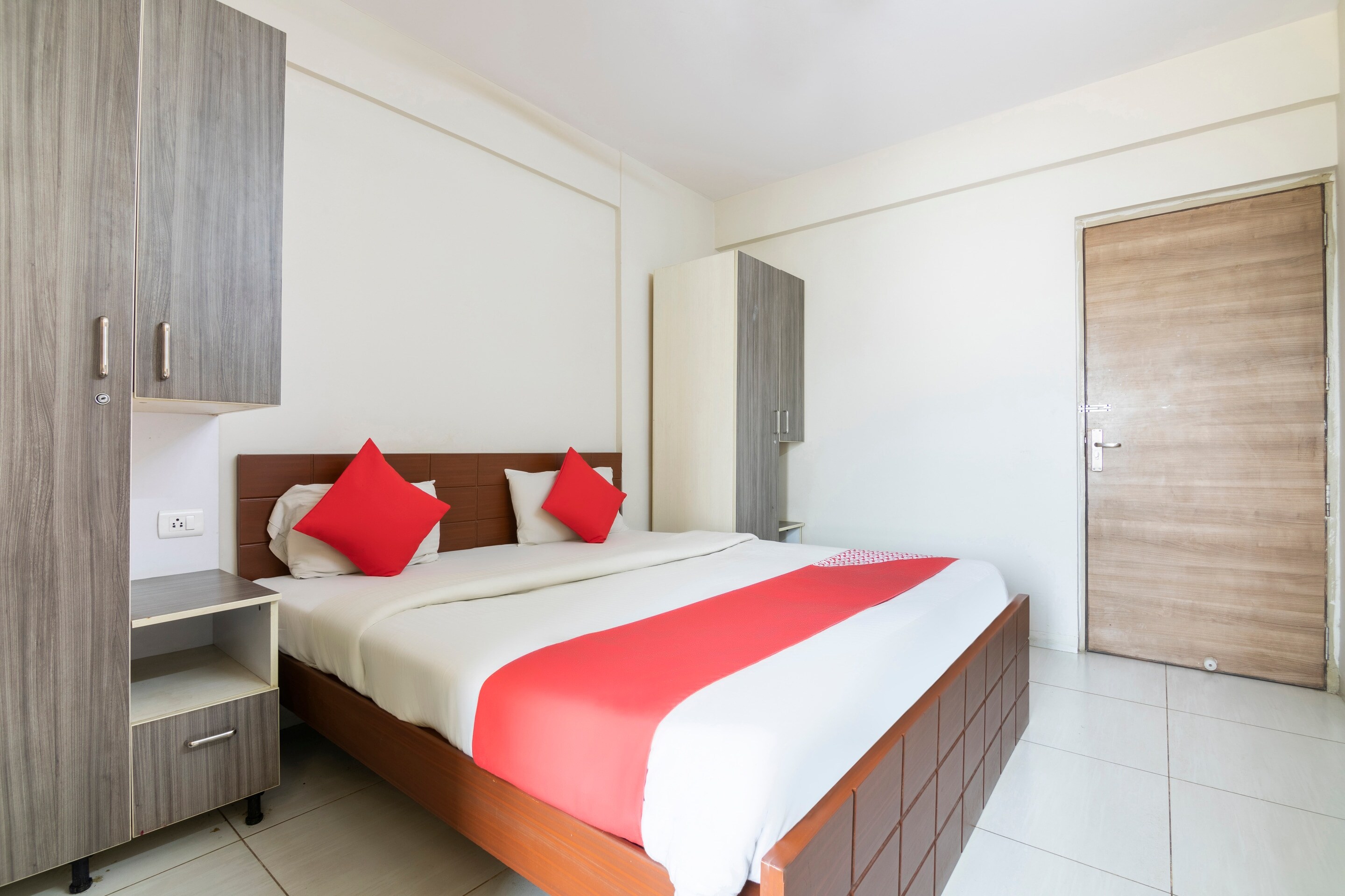 Hotel O Neeladri Nagar Bus Stand Formerly Bubble Luxury Inn - Tap to explore photos