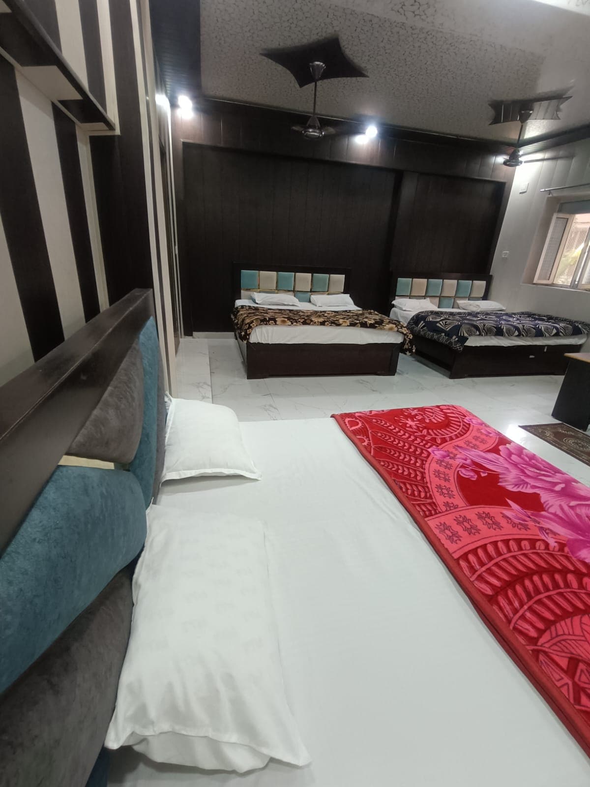 Shri Hari Lodge - 10 mins walking to Shri Ram Mandir & Hanuman Garhi - Tap to explore photos