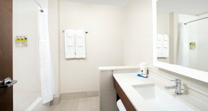 Holiday Inn Express & Suites - North Brunswick Room Type - 1 King Standard Communication Accessible