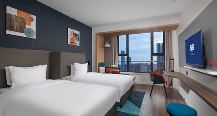 Holiday Inn Express XI Room Type - 2 Twin Standard City View
