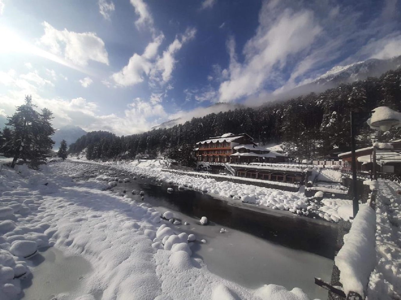 Heevan Pahalgam - River Front Luxury Retreat - Tap to explore photos