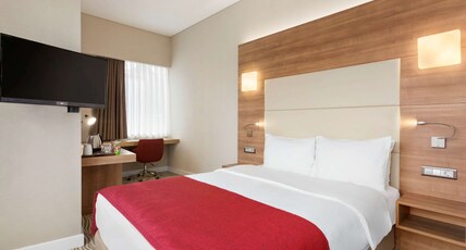 Ramada Encore by Wyndham Istanbul Kartal Room Type - Business 1 Queen Bed Smoking Room