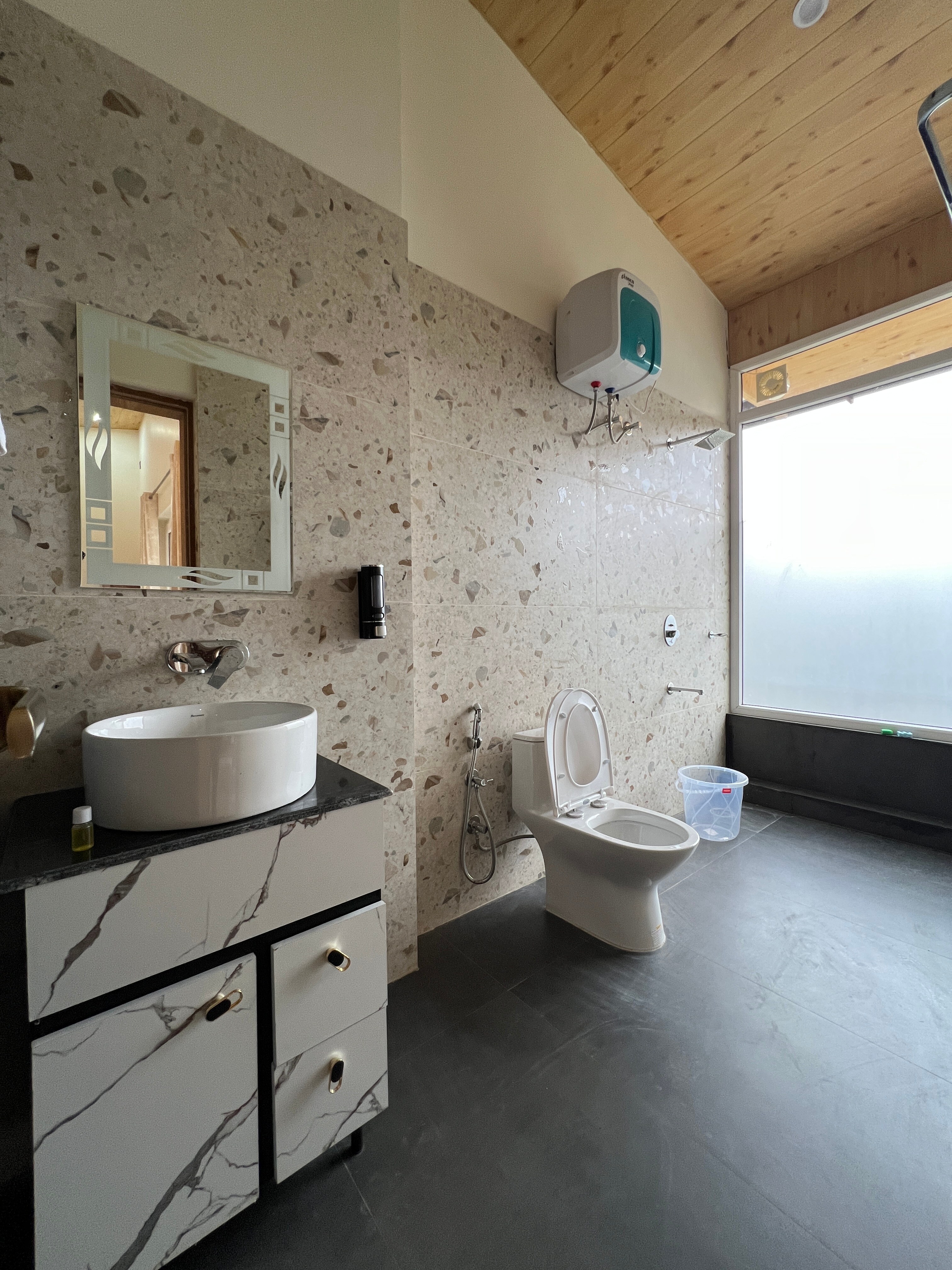 Apna Adda Homestay One Br with Kitchen - Tap to explore photos