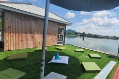 NEW BUCKINGHAM PALACE HERITAGE HOUSEBOAT | HOT & COLD AC