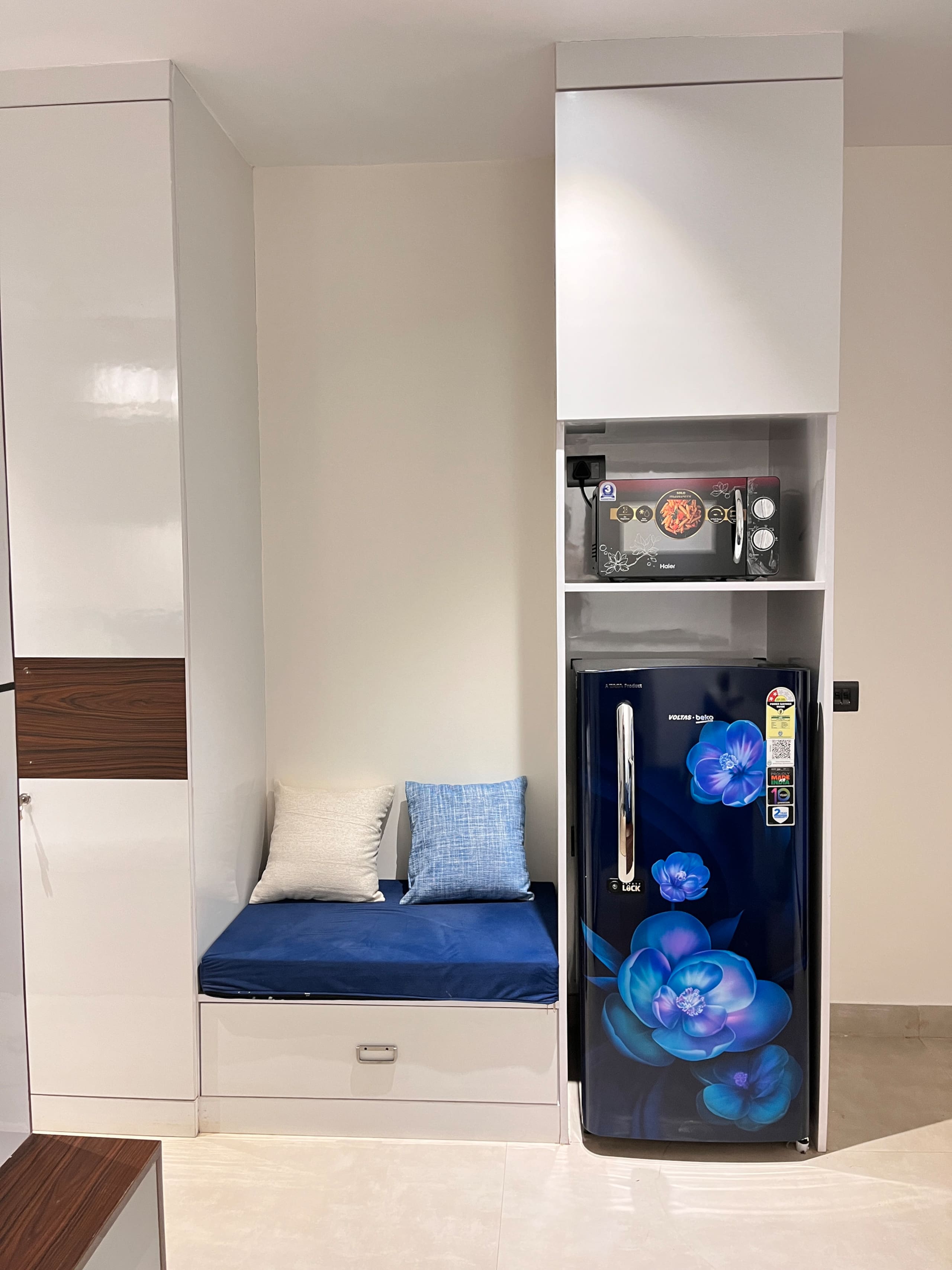 Modern 1BHK w High Speed Wi Fi Workspace - Tap to explore photos