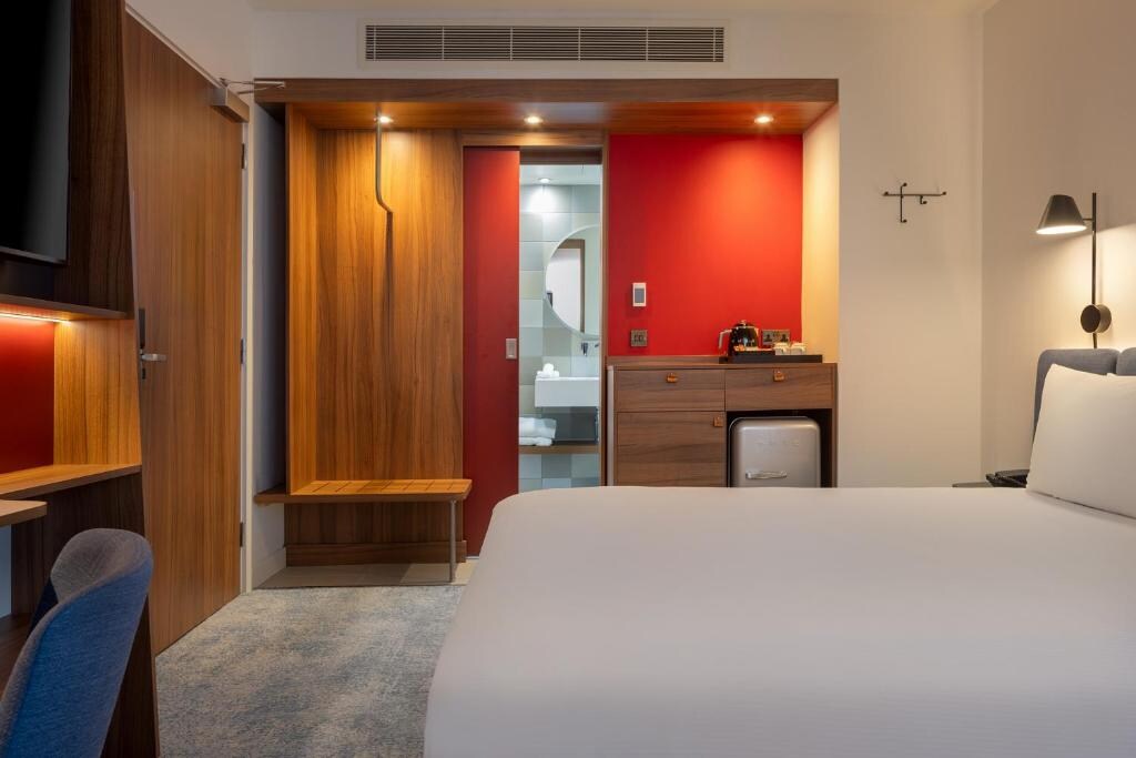 Hampton by Hilton London Waterloo - Tap to explore photos