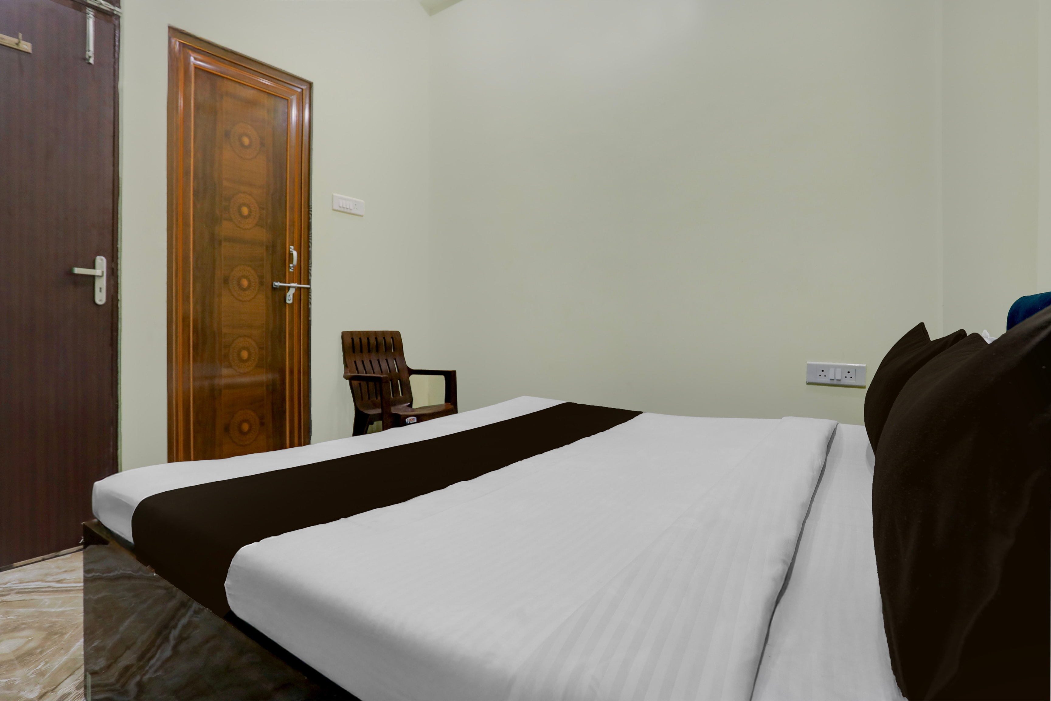 SPOT ON Rajshree Homestay Varanasi - Tap to explore photos