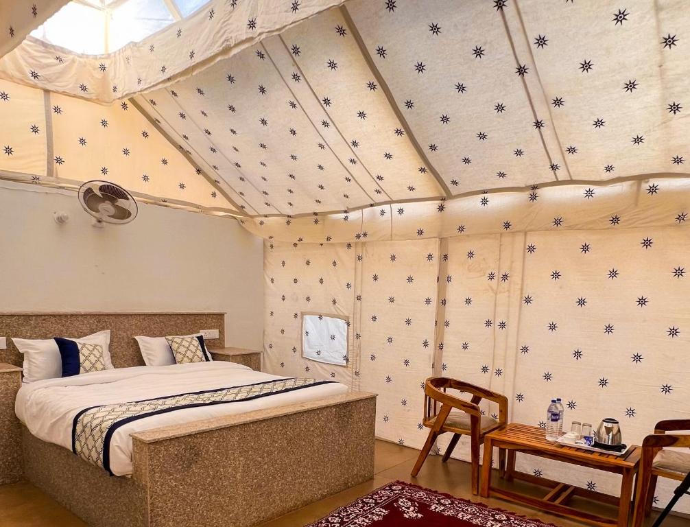 sand dunes luxury camp - Tap to explore photos
