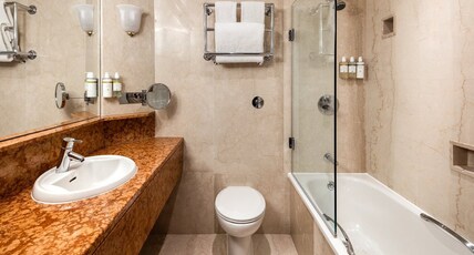 Radisson Blu Hotel, London Heathrow Room Type - Premium King Deluxe Room