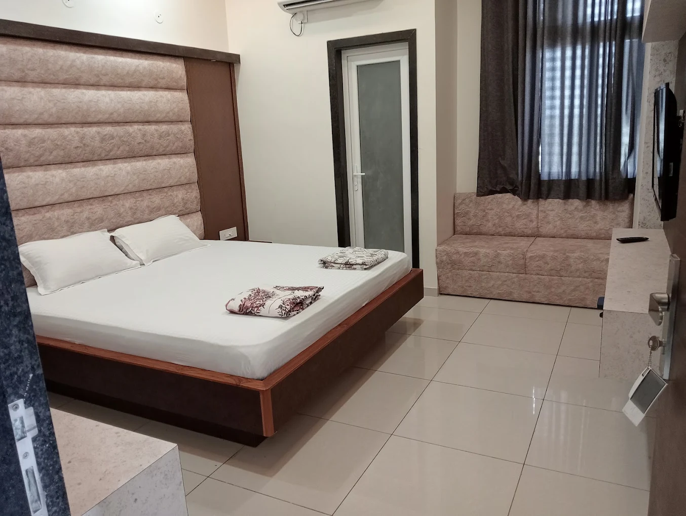 Hotel Ranatbhanwar Room Type - Standard bedroom