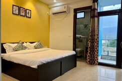 Daisy 3BHK by Wabi Sabi Stays With Private balcony