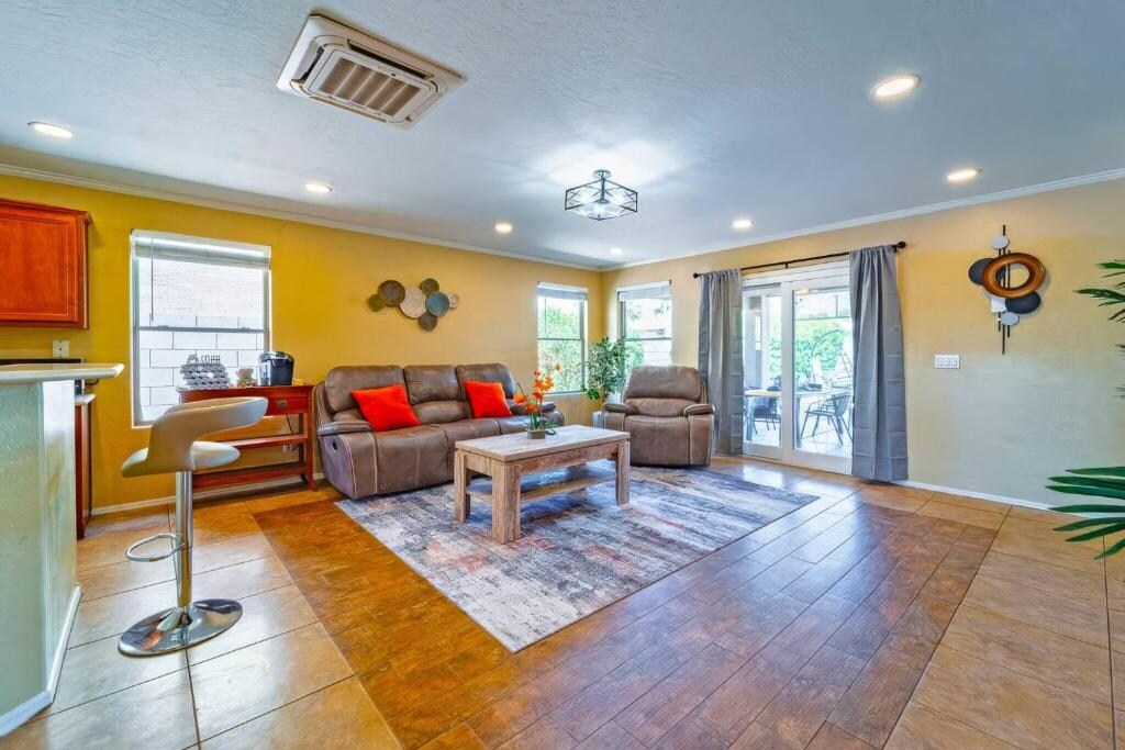 Spacious 4BR Retreat HTD POOL WiFi - Tap to explore photos