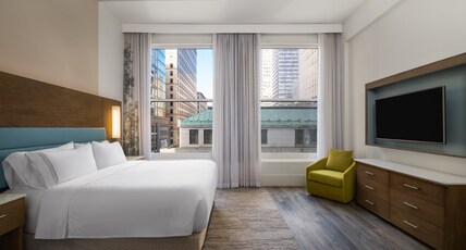 Even Hotel Pittsburgh Downtown, an IHG hotel Room Type - 1 Bedroom Suite Sunset View