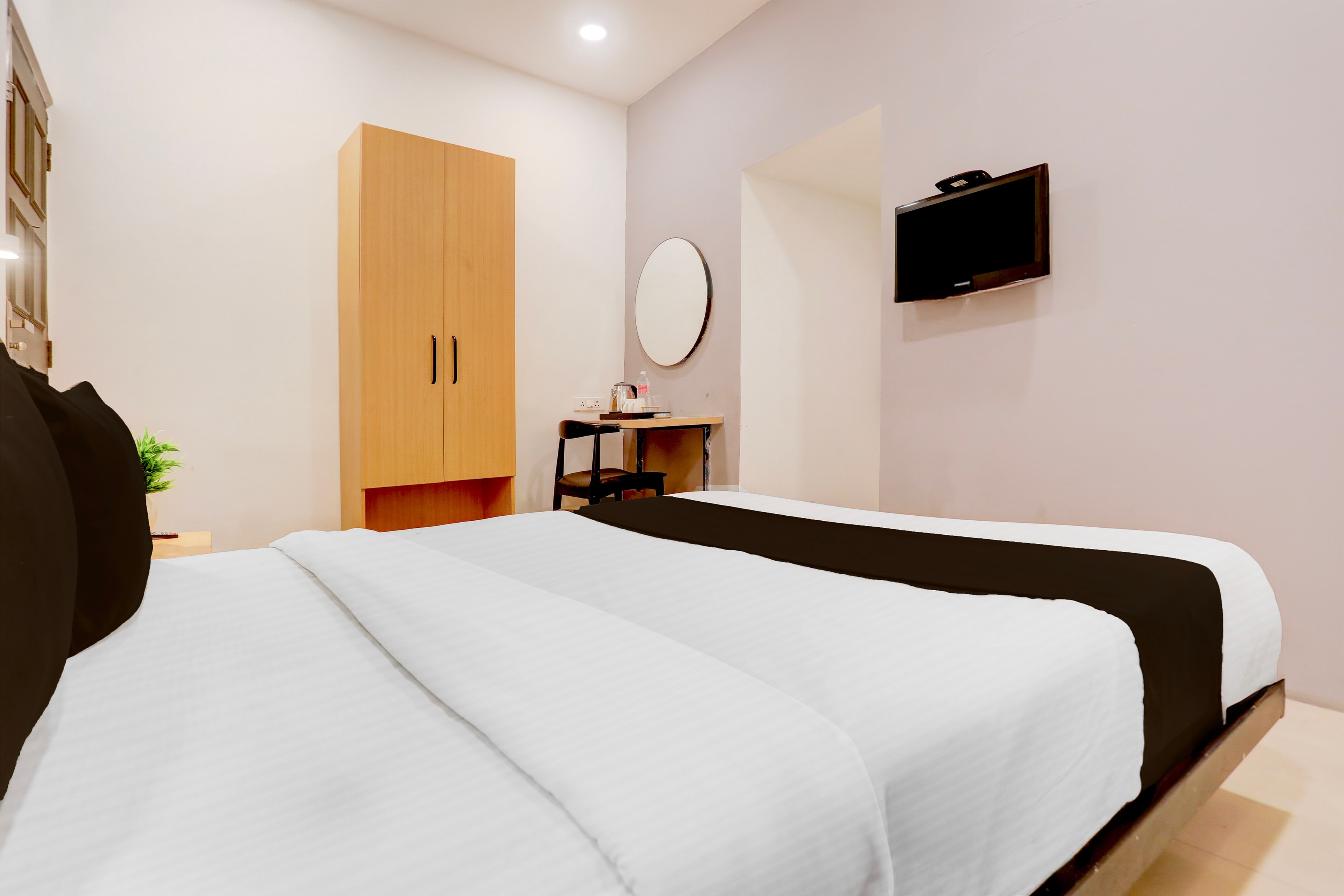 Super Townhouse Nagpur Junction Formerly Hotel Woodland - Tap to explore photos