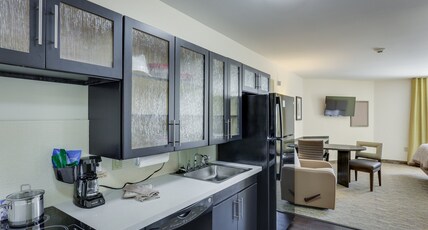 Candlewood Suites COLLEGE STATION AT UNIVERSITY Room Type - 1 Queen Studio Ste Comm Mobil Access Tub