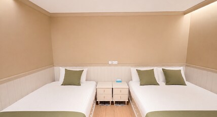 The Opera House Chinatown- Newly Renovated Room Type - Ensemble Triple Room, No Window
