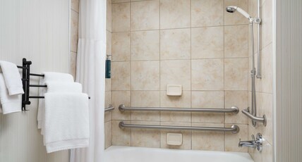 DoubleTree by Hilton Greensboro Room Type - 2DBL MOB HEAR ACC W TUB NS