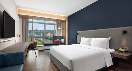 Holiday Inn Express YIBIN Room Type - 1 King Standard City View